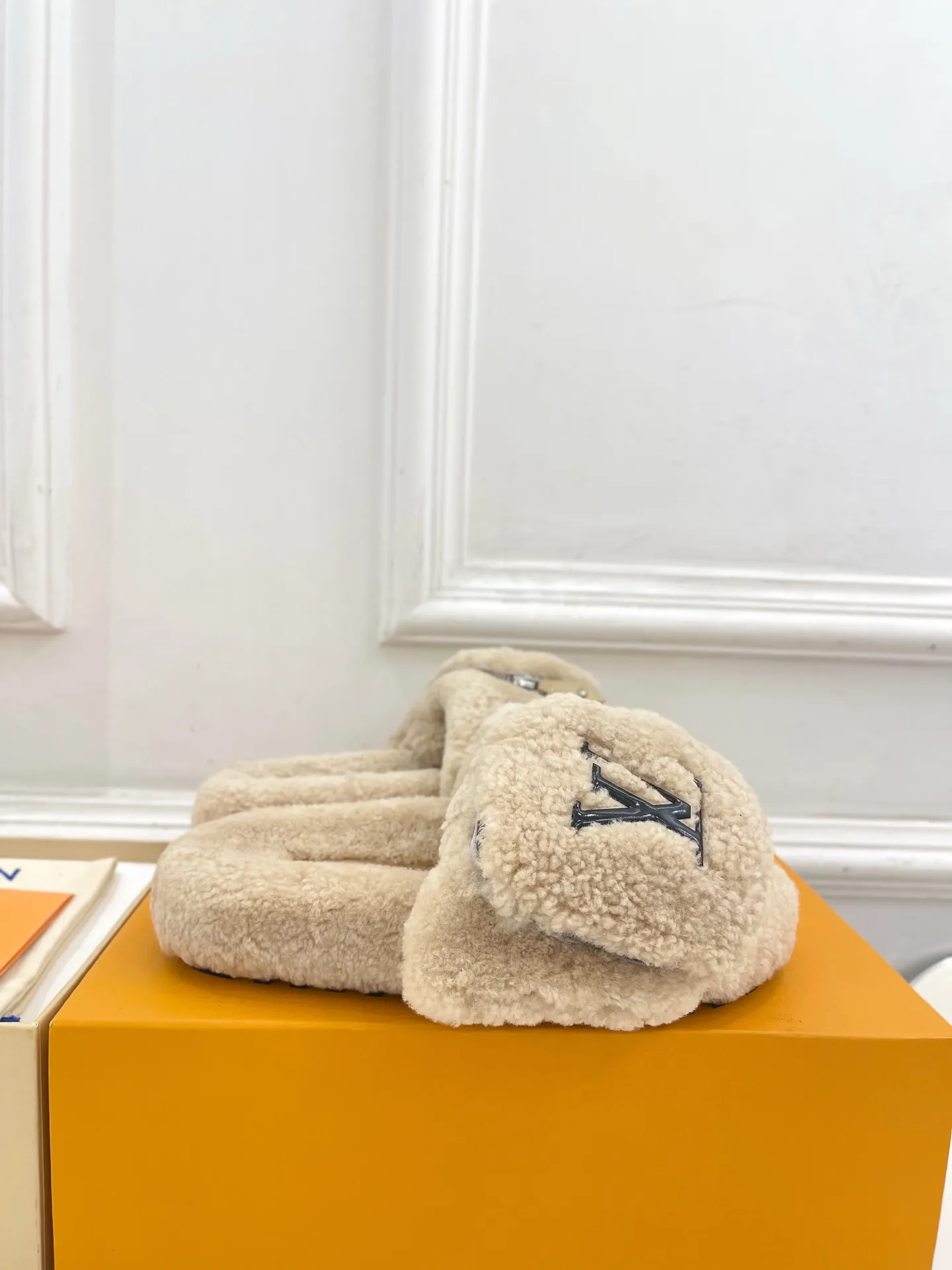 👟👟Ex-factory price 480👟👟 | Louis Vuitton 25𝐬𝐬 🧡💚2025 spring and summer new style top version⚠️ The counter features the latest LV wallet fur slippers, new hard goods🆕 ❥BS purchasing level! Full of high-end feel! A popular model among bloggers at home and abroad, it’s retro and fashionable and looks amazing on your feet! Mainly recommended model on the official website★ ━━━━━ ЅᏇєєt ━━━━━ ▪️Upper: Original custom-made wool ▪️Lining: imported goat hair lining ▪️Outsole: Original custom-made non-slip outsole ▪️Heel height: flat ▪️Shoe size: 35-39 (40.41.42 customization is not returnable)